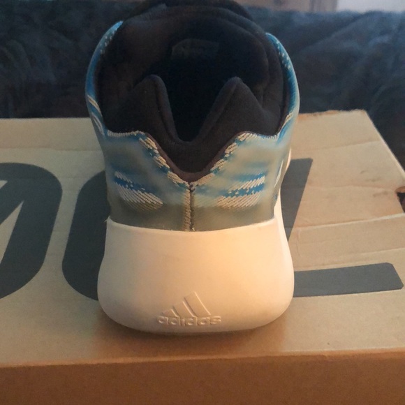 Great condition yeezy 700 main image 6